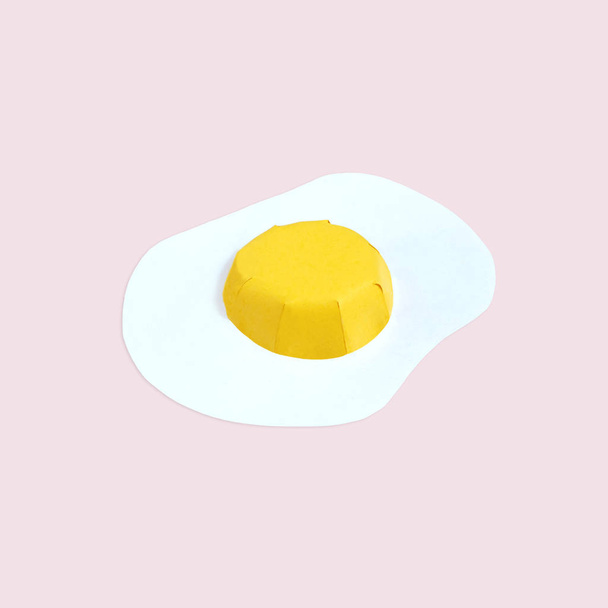Papírové vajíčko na pozadí broskvové barvy  - Fotografie, Obrázek