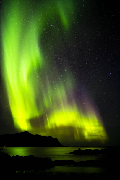Aurora borealis au-dessus des montagnes de Lofoten, Norvège
. - Photo, image