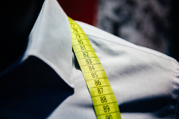 Επιχειρηματική μπλούζα ραπτικής σε ράφτη ταινία μέτρησης βίντεο - Φωτογραφία, εικόνα