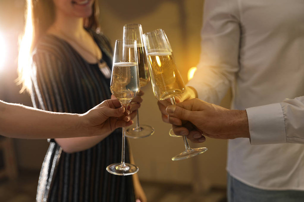 Freunde klirren bei Party mit Champagner, Nahaufnahme - Foto, Bild