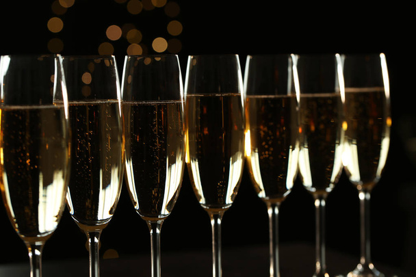 Many glasses of champagne on blurred background, closeup - Foto, Bild