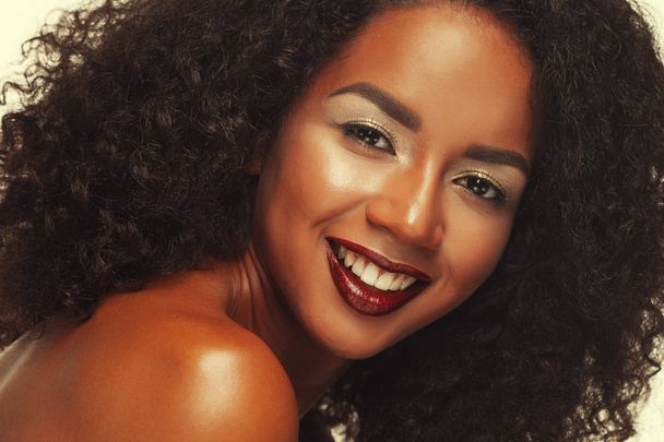 Beauty portrait of attractive african american woman with big afro and glamour makeup. - Foto, Bild