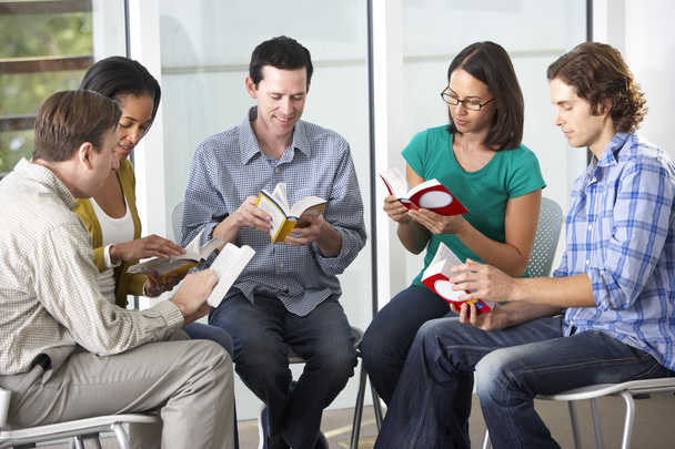 Bible Group Reading Together - Φωτογραφία, εικόνα