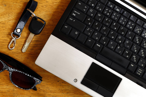 Комп'ютер ноутбуків, ключ автомобіля та сонцезахисні окуляри
 - Фото, зображення