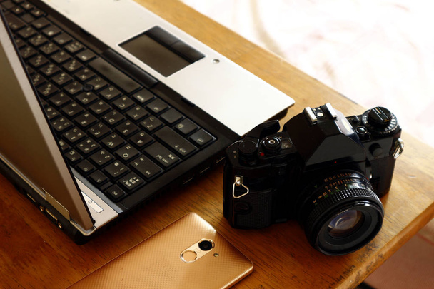 Computer portatile, smartphone e fotocamera manuale 35mm
 - Foto, immagini