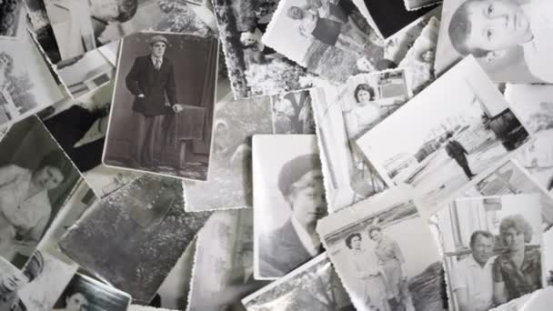 Παλιά στροφή γύρω από τις φωτογραφίες σε ρετρό φόντο - Πλάνα, βίντεο