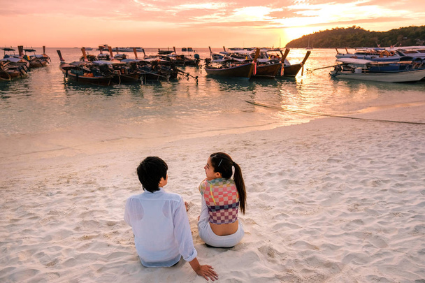 Пара розслабляючий красивий захід сонця на острові Ко-Ліпе Таїланд, сума - Фото, зображення