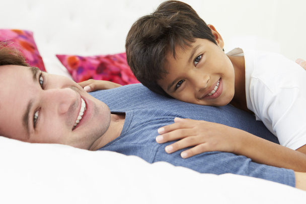 πατέρας και γιος, ξαπλωμένη στο κρεβάτι μαζί - Φωτογραφία, εικόνα