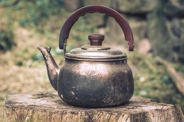 Vintage olla de té de aluminio grande estufa superior aislado
 - Foto, Imagen
