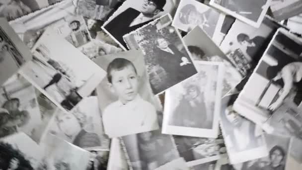 Παλιά περιστρεφόμενοι πορτραίτα σε ρετρό φόντο - Πλάνα, βίντεο