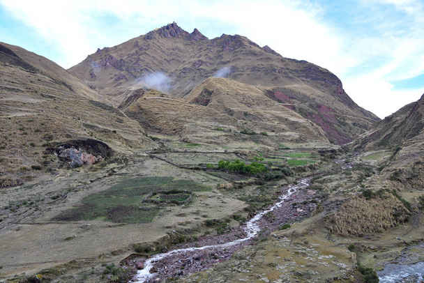 Paisajes andinos en el sendero a Machu Picchu, Cusco, Perú
 - Foto, Imagen