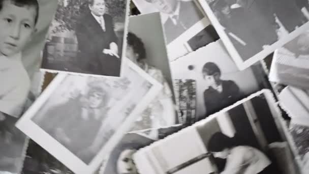 wideo 4K starych, obracających się portretów na tle retro - Materiał filmowy, wideo