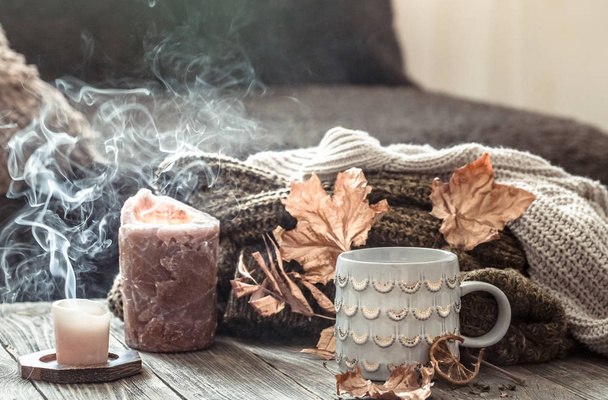 Cozy őszi reggel reggeli ágyban még élet jelenetet. Gőzölgő csésze forró kávé, tea áll az ablak közelében. Esik. - Fotó, kép