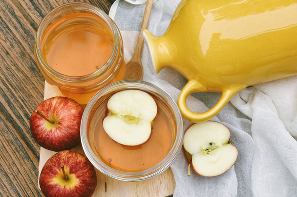 Чай Kombucha и красное сердце, Скоби и ферментированный яблочный фруктовый напиток, Пробиотики источник питания для улучшения системы пищеварения, Здоровое суперпитание
. - Фото, изображение