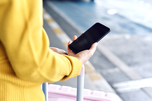 Viaggiatori che utilizzano l'applicazione smartphone per la prenotazione online servizio taxi auto in aeroporto, Viaggi e trasporto pubblico concetto
.  - Foto, immagini