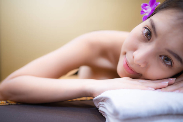 Beautiful Young Asian Woman in spa salon - Foto, Imagen