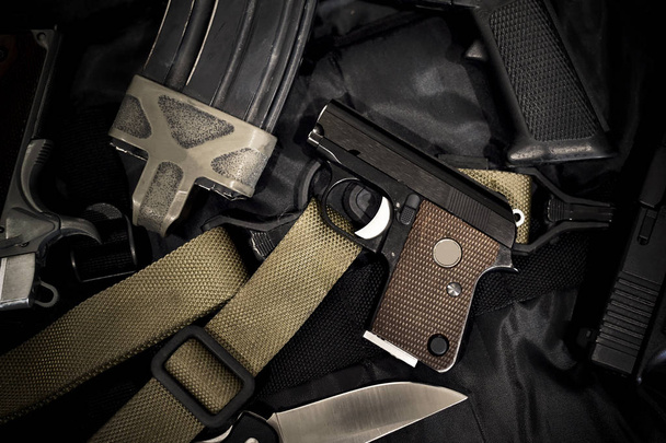 kleine versteckte Pistole, Mini-Handfeuerwaffe für Frau auf schwarzem Hintergrund, Nahaufnahme einer Waffe Waffen und militärische Ausrüstung für die Armee. - Foto, Bild