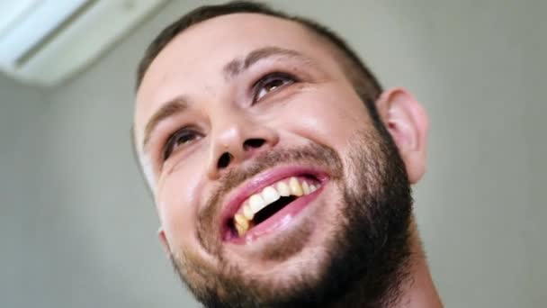 Szczęśliwy przystojny gej człowiek śmiech - Materiał filmowy, wideo