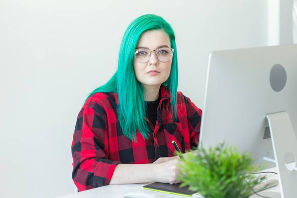 Ιδέα για επιχειρήσεις, σχεδιαστές και εμψυχωτής-νέα γυναίκα εικονογράφος ή καλλιτέχνης με πράσινα μαλλιά ζωγραφίζει στο tablet γραφικών - Φωτογραφία, εικόνα