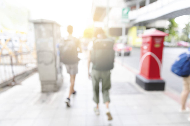 o turista borrão mochileiro andando na cidade de passeio
 - Foto, Imagem