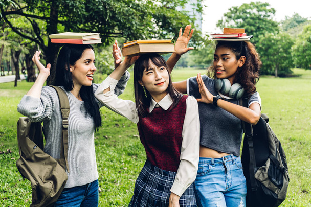 Grupo de estudantes internacionais sorridentes ou adolescentes de pé wi
 - Foto, Imagem