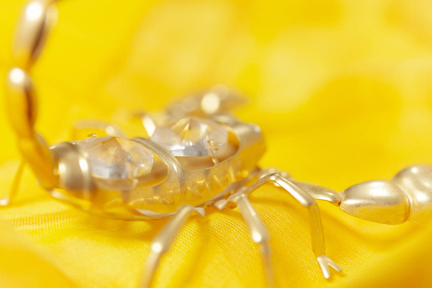 Arany színű Scorpion fektetés arany háttérrel - Fotó, kép