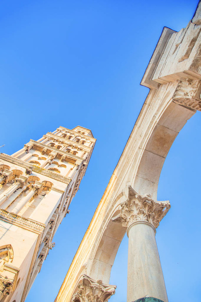 Split, Croacia, catedral y arcos de restos del emperador romano Diocleciano, Patrimonio de la Humanidad por la UNESCO, gran angular
 - Foto, imagen