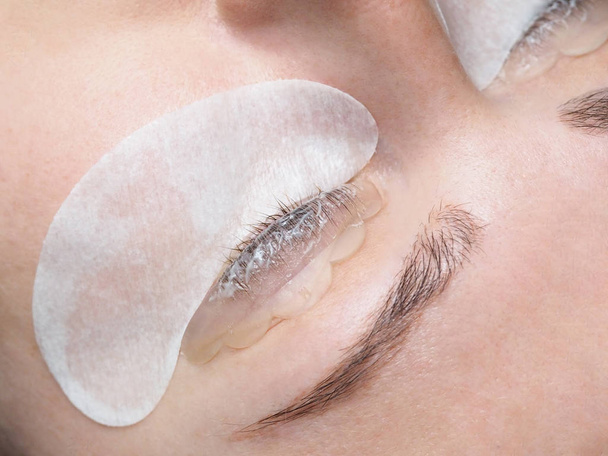 Kosmetisches Verfahren zur Pflege der Wimpern - Foto, Bild
