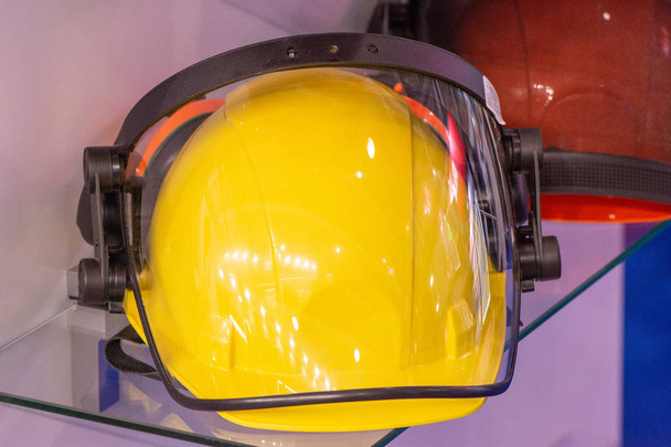 ヘッドフォンとヘッドラでビルダーを保護するための作業ヘルメット - 写真・画像
