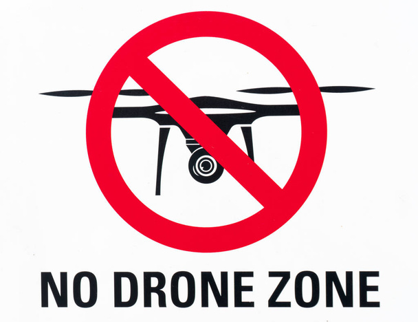 ドローンの使用と飛行を禁止するイラストサイン  - 写真・画像
