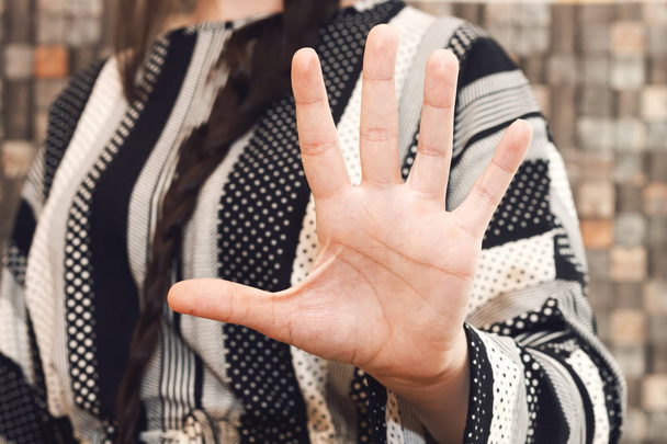  γυναίκα δείχνει διακοπή χειρονομία ανοιχτό παλάμη χέρι - Φωτογραφία, εικόνα