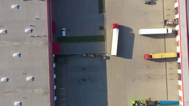 Vzdušný pohled na nákladové kontejnery a distribuční sklad - Záběry, video