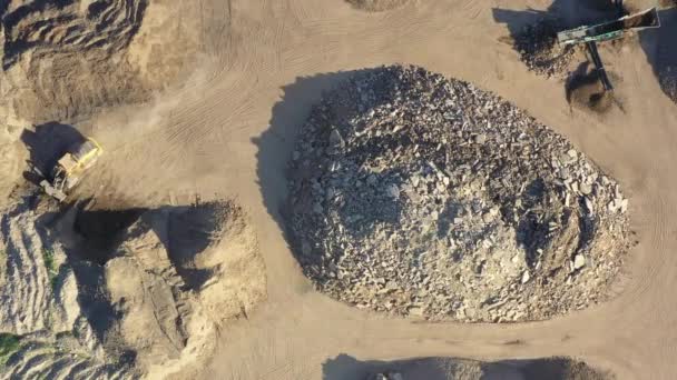 Letecký pohled na drcené kamenivo lom stroj - Záběry, video