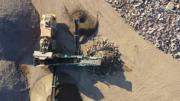 Letecký pohled na drcené kamenivo lom stroj - Záběry, video