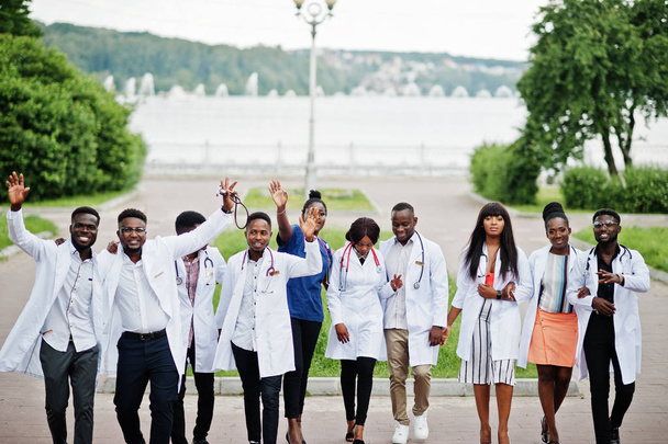 Skupina afrických lékařských studentů, kteří se nacházejí venku v bílém laboratorním certifikátu COA - Fotografie, Obrázek