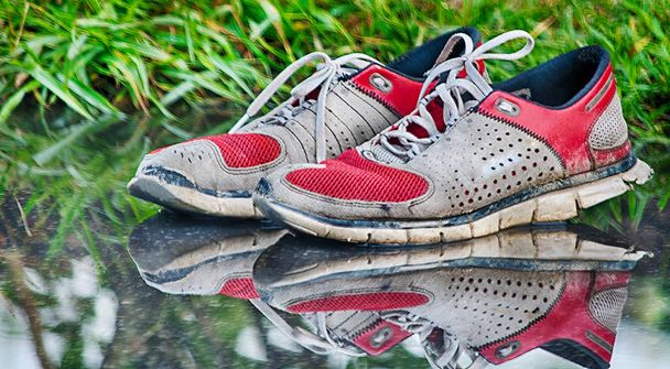 old sneaker on the puddle - Foto, Imagem