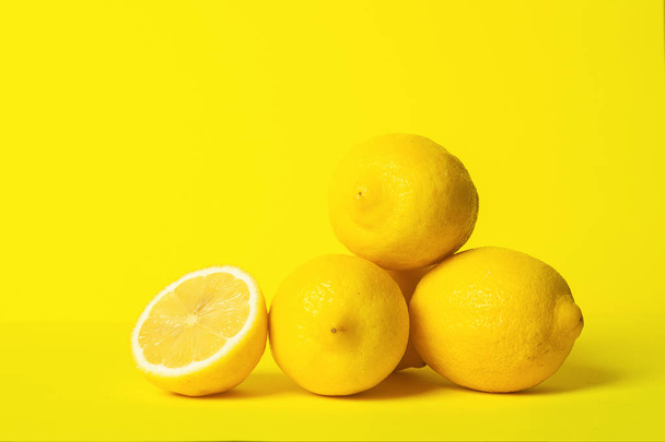Limón jugoso fresco se desliza sobre un fondo amarillo brillante. Concepto minimalismo. Marco horizontal. Copiar espacio
. - Foto, imagen