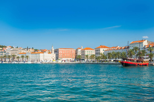 Split kikötője, Horvátország, Dalmácia legnagyobb városa és kedvelt turisztikai célpont. - Fotó, kép