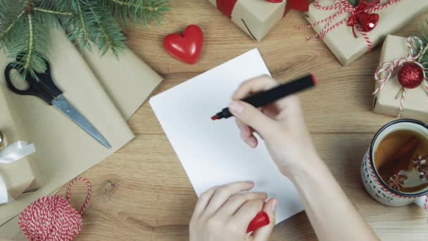 Seni el yazısıyla yazılmış yazıt seviyorum. Kış tatili kompozisyonu. Yeni yıl ve Noel kutlamaları. Kış tatili konsepti. Noel süsleri. Üstten görünüm, Düz lay  - Video, Çekim