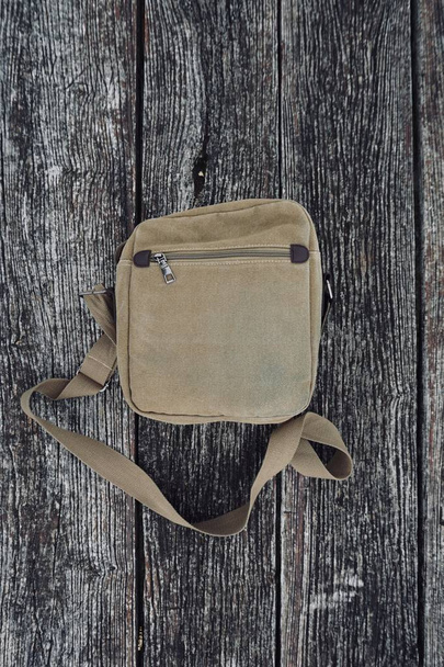                    bolsa marrón y accesorios para viajar
             - Foto, Imagen