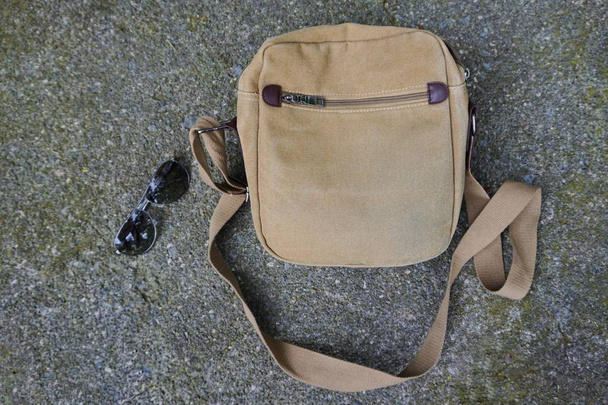                    bruine tas en accessoires voor reizen             - Foto, afbeelding