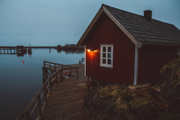 Noorwegen rorbu huizen en bergen rotsen over fjord landschap Scandinavische reizen Bekijk Lofoten Islands. Nacht landschap - Foto, afbeelding