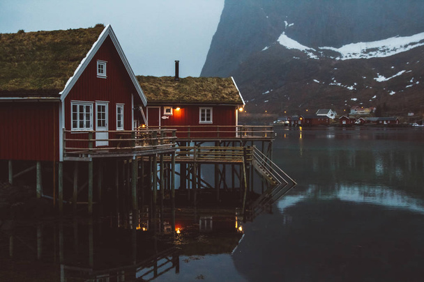 V Norsku Rorbu se nacházejí domy a horské skály nad fjordem ve skandinávských krajinách na Lofoenské ostrovy. Noční krajina. - Fotografie, Obrázek