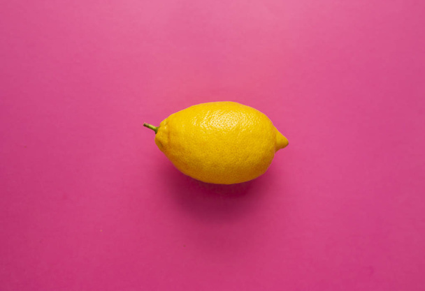 Безшовний візерунок з фруктами. Лимон на рожевому фоні. тропічних
 - Фото, зображення