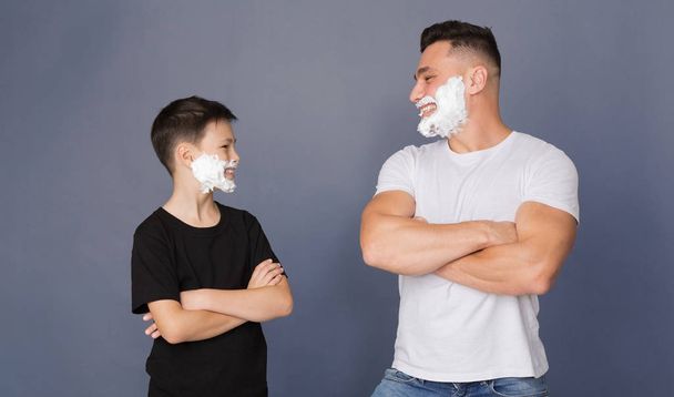 Isä ja poika partavaahto kasvoilla seisoo ristissä kädet
 - Valokuva, kuva