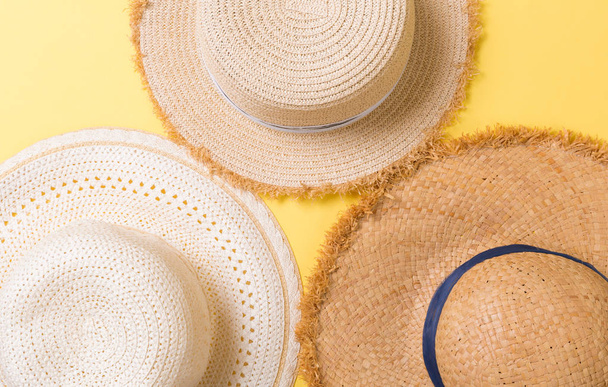 вид сверху на соломенную пляжную шляпу на желтом фоне
 - Фото, изображение