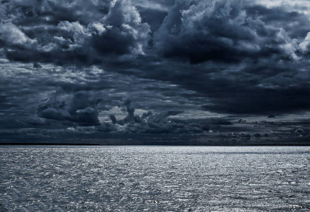 Хмарний краєвид на узбережжі
 - Фото, зображення