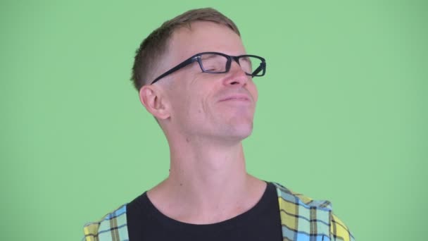Rostro de hombre nerd feliz relajándose con los ojos cerrados
 - Metraje, vídeo