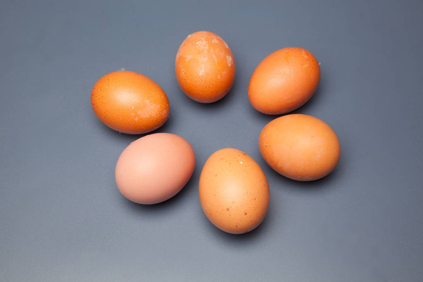 Mezza dozzina di uova fresche, provenienti da galline sane, preparate per essere consumate in mille modi diversi. Con le uova possiamo fare centinaia di ricette sia nella pstelera, pasticceria e cucina tradizionale
. - Foto, immagini