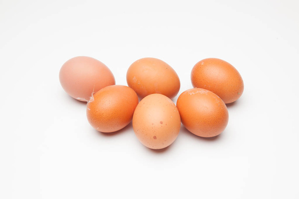 健康な鶏から、半ダースの新鮮な卵は、千の異なる方法で消費される準備ができています。卵を使えば、プステラ、ペストリー、伝統的な料理の両方で何百ものレシピを作ることができます. - 写真・画像